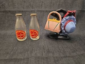 lot 50160 image: Sealtest Milk Bottles pursehat Salt and Pepper Shaker Set with Holder