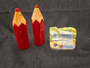 lot 50164 image: Niagara Falls  and no 2 pencil Salt and Pepper Shaker Set