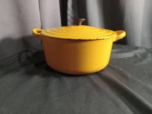 Le Creuset Enameled Cast Iron Round Dutch Oven Nectar yellow