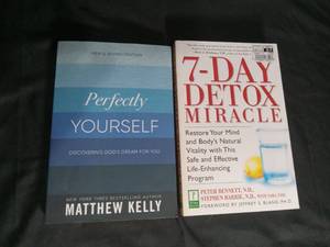 lot 60387 image: 2 Books Perfectly Yourself by Matthew Kelly and 7-Day Detox Miracle