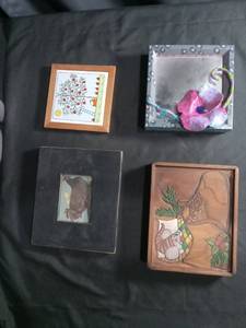 lot 60396 image: Lot of 4 Assorted Decorative Wall Art and Figurine Items
