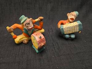 lot 40227 image: Collectible Ceramic Musical monkey salt and pepper shaker Figurines Set