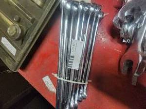 lot 21 image: Set of 8 box and open end wrenches