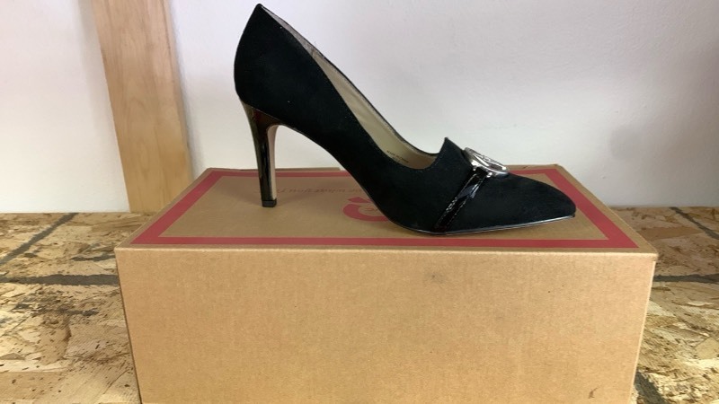 lot 35 image: Adrienne Vittadini Black Pointed Toe Pump with Metal Logo Ornament size 6.5 M