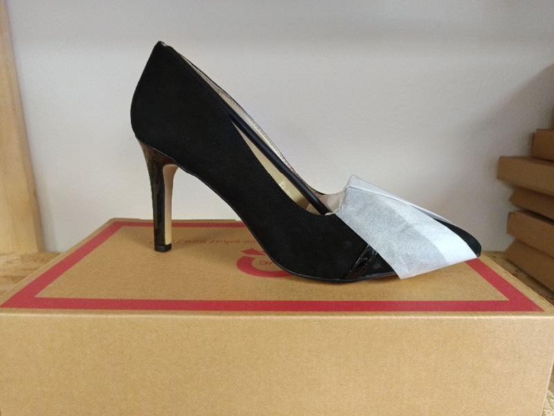 lot 37 image: Adrienne Vittadini Black Pointed Toe Pump with Metal Logo Ornament size 9 M