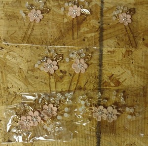 lot 431 image: Hair Pins with Flower and Bead Accents, 8 Pieces