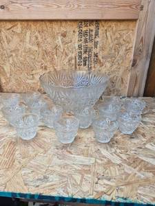 lot 332 image: Clear Glass Bowl and Cup Set with Starburst Pattern 11 Pieces