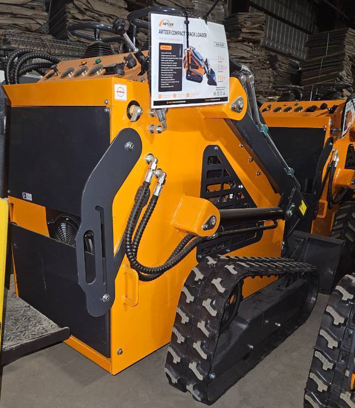 lot 4001 image: Unused ARTEER 24Hp Compact Mini Skid Track Loader QB-480 w Double Hydraulic Pump w Three Valves