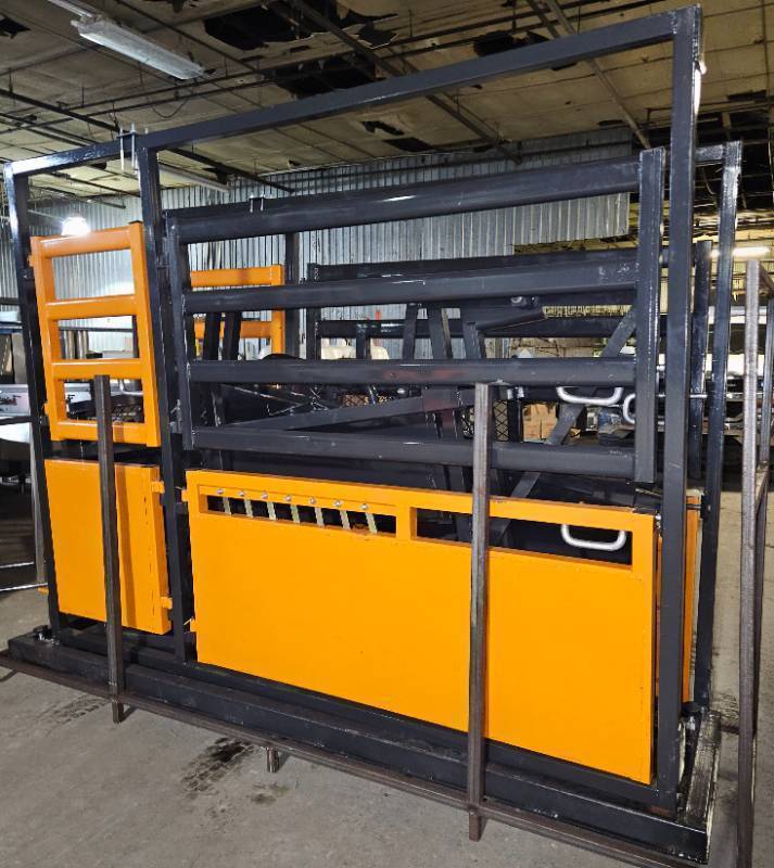 lot 3005 image: 2025 UNUSED LandHonor LHR-CSC10, Cattle Chute - Scales w LCD Weight Display, One Man Operation of Headgate, Tailgate, & Side exit w One Lever, Accommodates Calves to Oversize Cattle