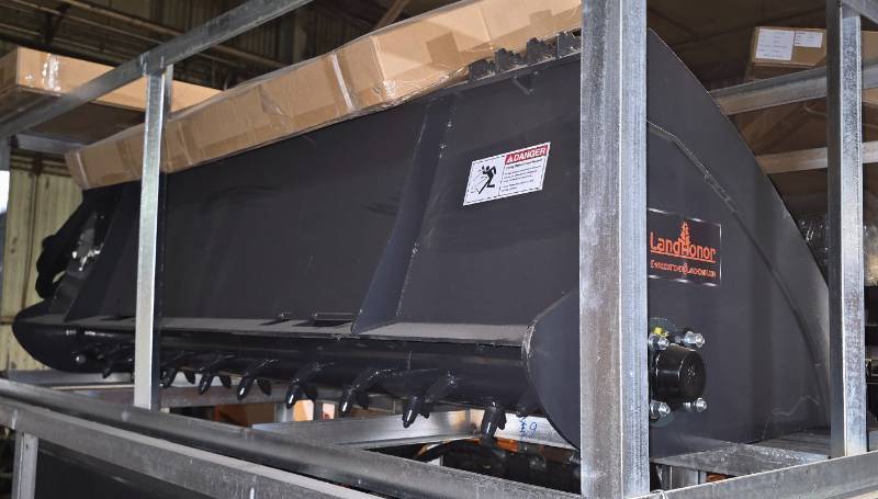 lot 3009 image: Unused LandHonor 72in Skid Steer Combo Rake Bucket HB-12-72W