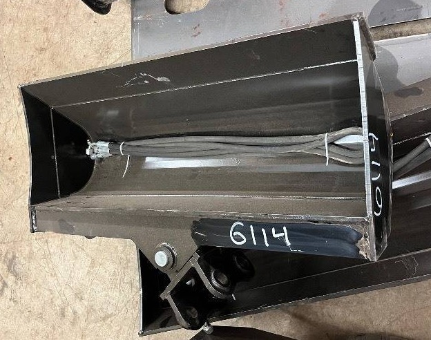 lot 8366 image: CAPTOK 32inch Tilting Bucket for Excavator