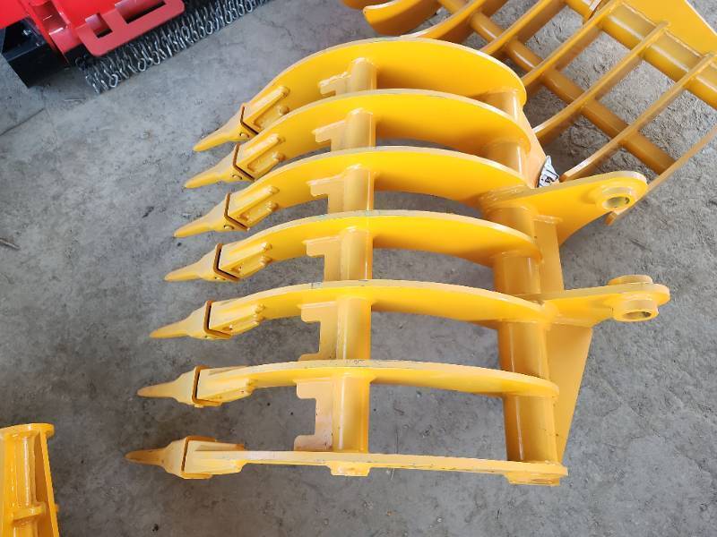 lot 8662 image: Unused Captok Heavy-Duty Excavator Rake 32inch  Fits Cat 305