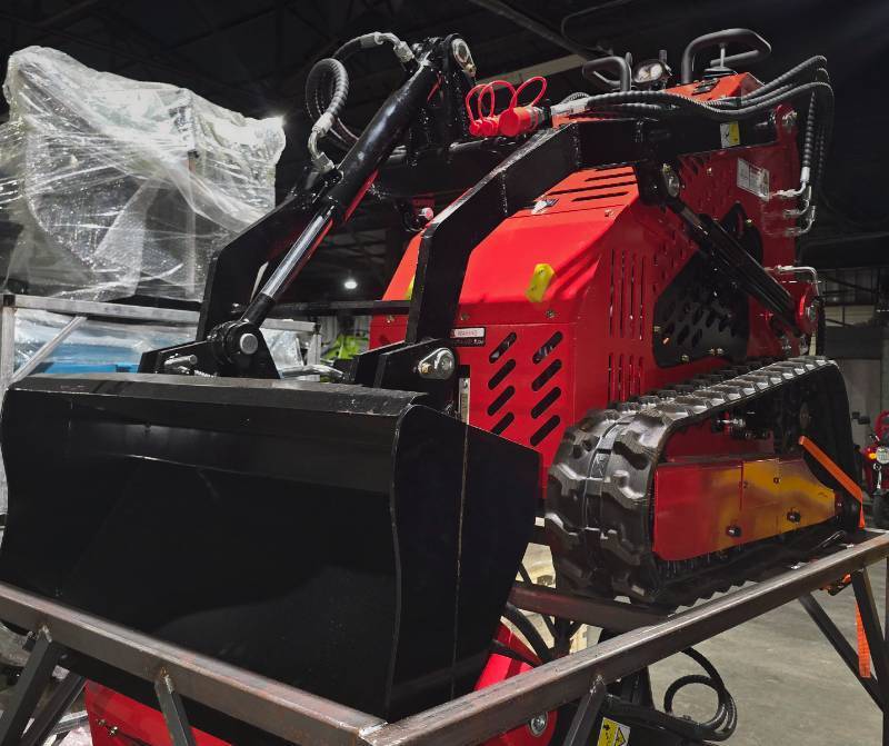 lot 5315 image: Unused SDLanch Red SSL60 Skid Steer Loader - 1500lb Operating Weight - 1000lb Lift Capacity