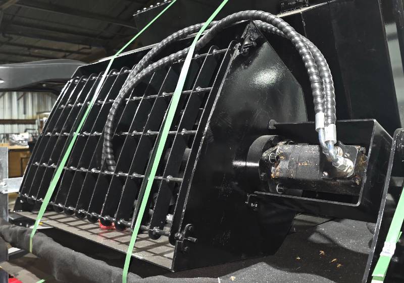 lot 5248 image: Unused SDLANCH Industrial-Grade Mini Skid Steer Hydraulic Mixing Bucket  Concrete Mixing Bucket
