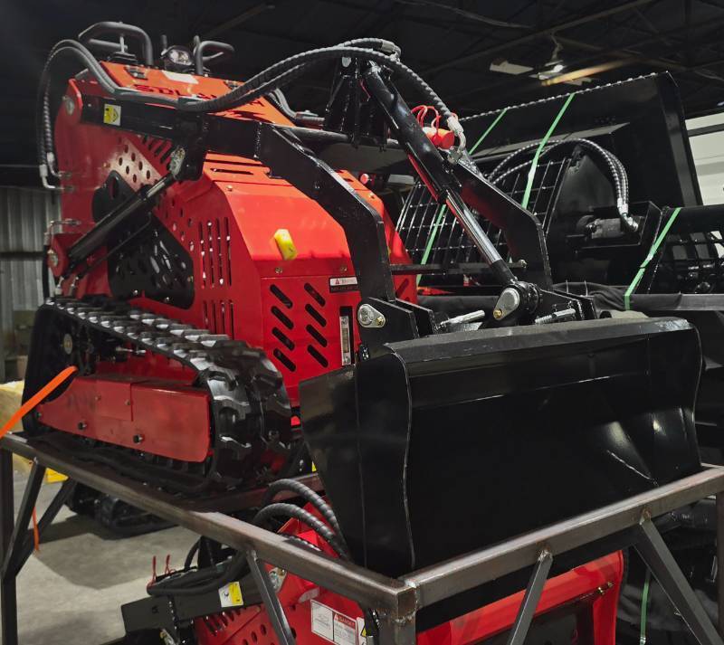 lot 5317 image: Unused SDLanch RED SSL60 Skid Steer Loader - 1500lb Operating Weight - 1000lb Lift Capacity