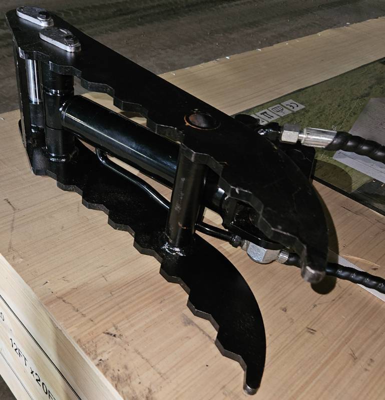 lot 5267 image: Unused Hydraulic Thumb Clamp for 1-2 ton Mini Excavator