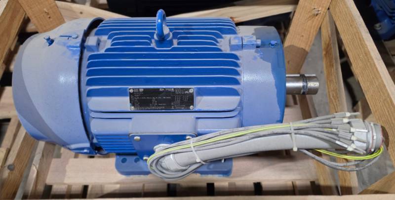 lot 9763 image: Unused Crated 40HP Motor Assembly with Adapter Plate, 324TC, 380-480V with Leads PN 7219006261