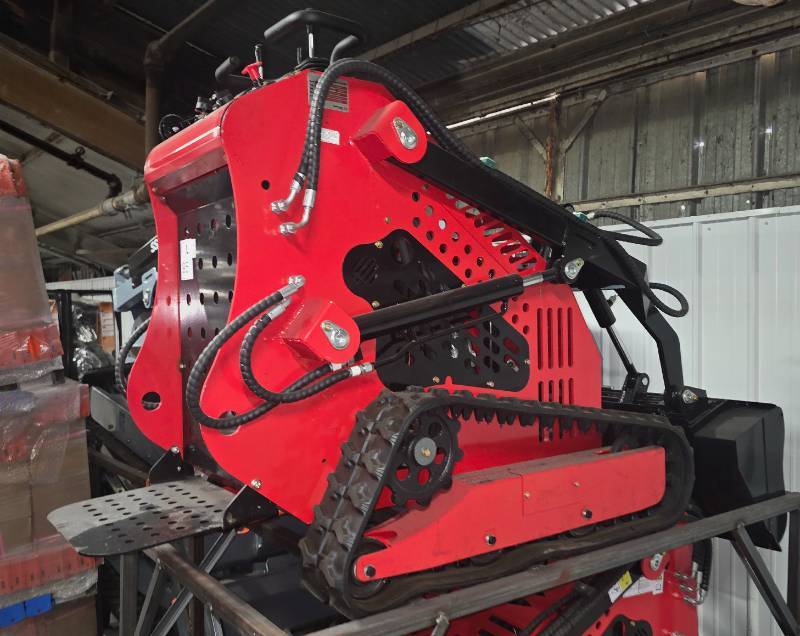 lot 5318 image: Unused SDLanch RED SSL60 Skid Steer Loader - 1500lb Operating Weight - 1000lb Lift Capacity