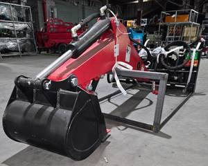 lot 1590 image: RAYTREE Skid Steer 82 E-Z Digger Backhoe  RMDB82