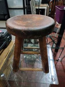 lot 63105 image: Rustic Short Childrens Wooden Stool