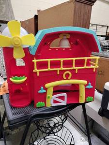 lot 63110 image: Battat Big Red Barn foldable playset