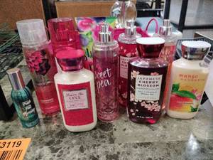 lot 63131 image: Basket of Bath and Body Works Sprays and Soaps