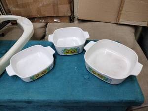 lot 63134 image: vintage Corning Ware baking dishes in the Sunsations pattern