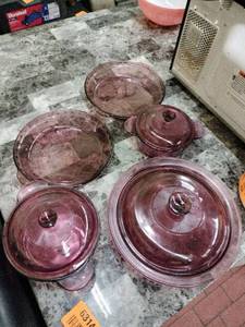 lot 63144 image: Vintage Purple Glassware - 2 Pyrex Pie Plates, 2 Corning Ware, 1 Vision Ware