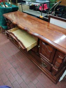 lot 63183 image: Bassett Furniture French Provincial Style Dresser