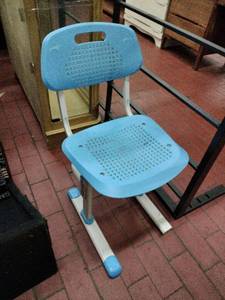 lot 63208 image: VIVO blue height-adjustable childrens desk chair