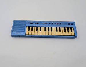 lot 63166 image: vintage Casio PT-1 mini synthesizer