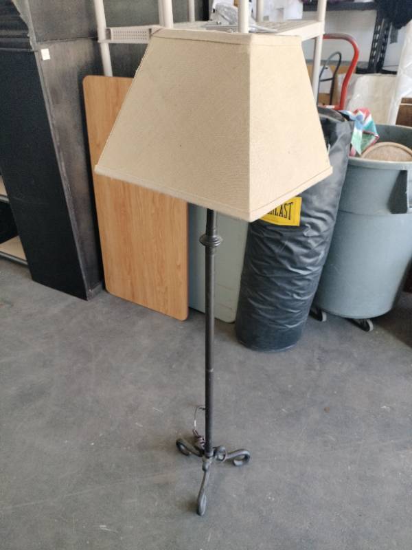 lot 63068 image: Rustic Style Floor Lamp