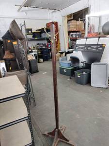 lot 60914 image: vintage Mission Arts & Crafts style coat rack