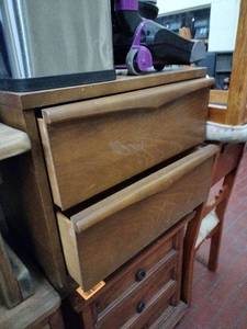 lot 60977 image: vintage Mid century Modern 2-Drawer End Table