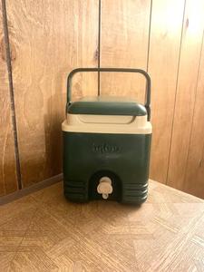 lot 60946 image: vintage Igloo Beverage Cube