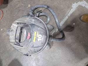 lot 686 image: 10 Gallon 4 HP Shop Vac