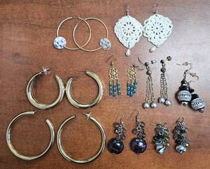 lot 731 image: Lots of Earrings
