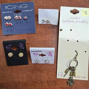 lot 733 image: Earrings - New