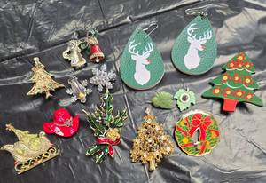 lot 737 image: Christmas Pins & Earrings