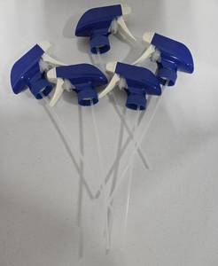 lot 757 image: Spray Bottle Trigger Sprayers Blue and White 5 Pack