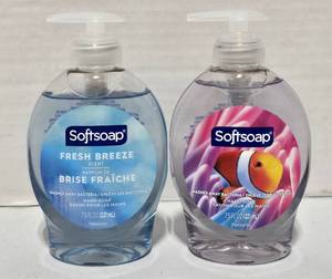 lot 798 image: Softsoap Hand Soap 7.5 FL OZ Fresh Breeze and Tropical Splash 2-Pack