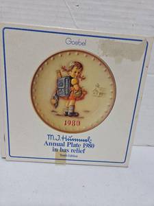 lot 809 image: M.J. Hummel Annual Plate 1980 Tenth Edition Goebel Porcelain
