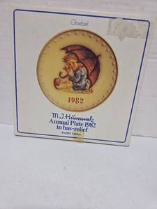 lot 810 image: M.J. Hummel Annual Plate 1982 12th Edition Goebel Porcelain
