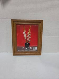 lot 813 image: Howell Mouldings 8 x 10 Picture Frame