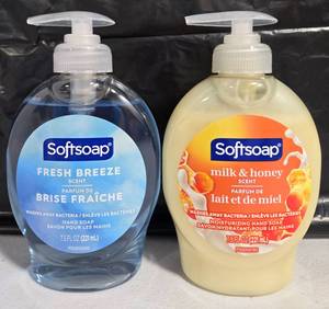 lot 858 image: Softsoap Hand Soap 7.5 FL OZ Fresh Breeze and Milk & Honey 2-Pack