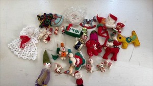 lot 110 image: Vintage Christmas Ornaments Bundle