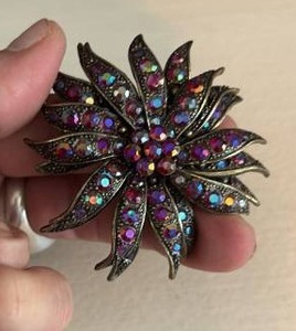 lot 131 image: Amazing PurpleBlue Rhinestone Brooch