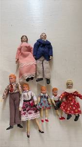 lot 170 image: Large Family of Vintage PORCELAIN Dolls - Dollhouse Size