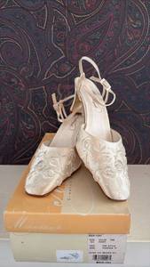 lot 182 image: Lightly Used Ivory Satin Bridal Shoes Size 8.5