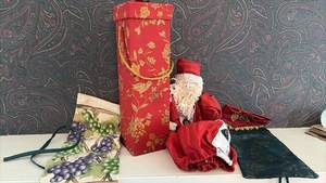 lot 187 image: Bag Of Wine Bottle Gift Bags, Tissue and Bows